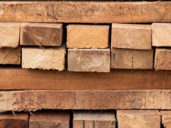 Drewno konstrukcyjne – niezawodny materiał budowlany z natury
